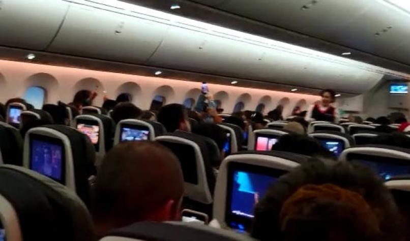 [VIDEO] Pasajeros chilenos improvisan cacerolazo a bordo de un avión