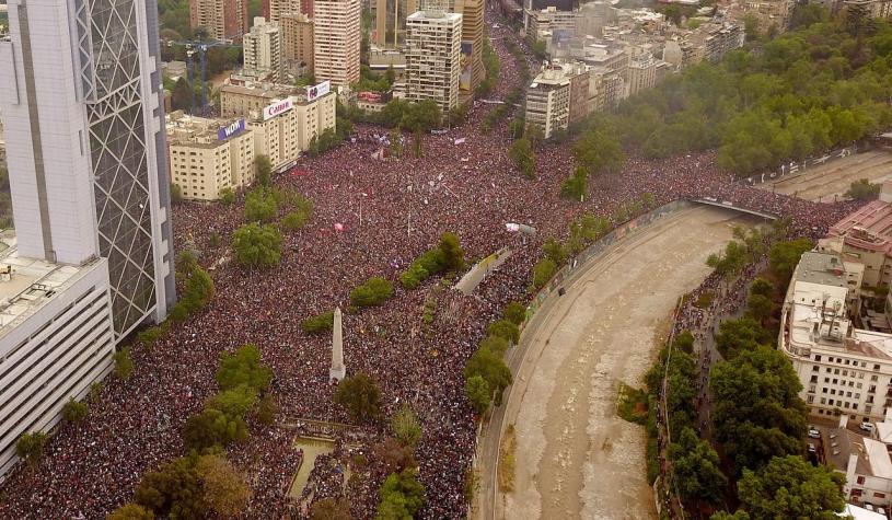 Masivas marchas en Santiago y Valparaíso: ¿Cuál es la fórmula para calcular el número de personas?