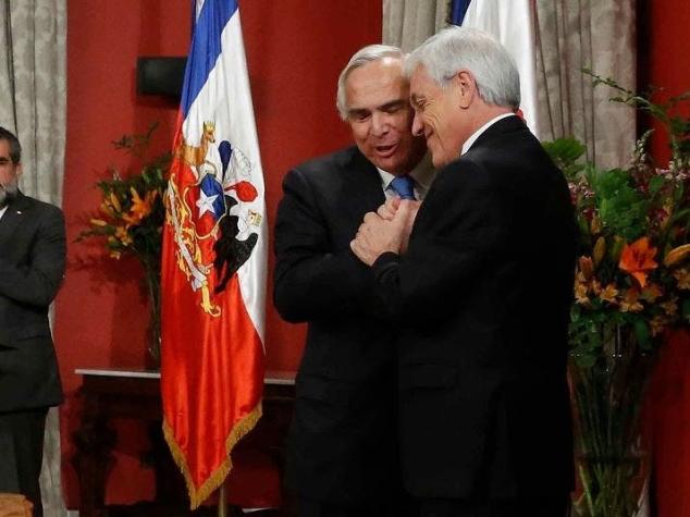 [VIDEO] El emotivo abrazo de Chadwick y Piñera tras el cambio de gabinete