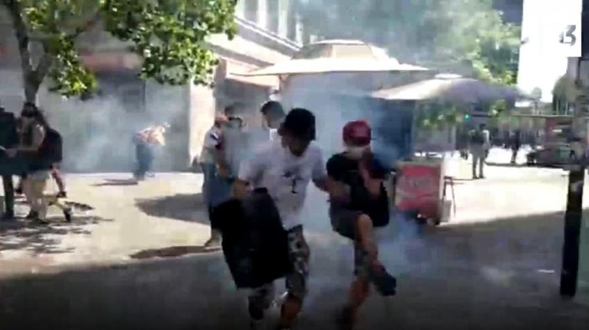 [VIDEO] Bomba lacrimógena impacta en la pierna de un niño en protestas frente a La Moneda