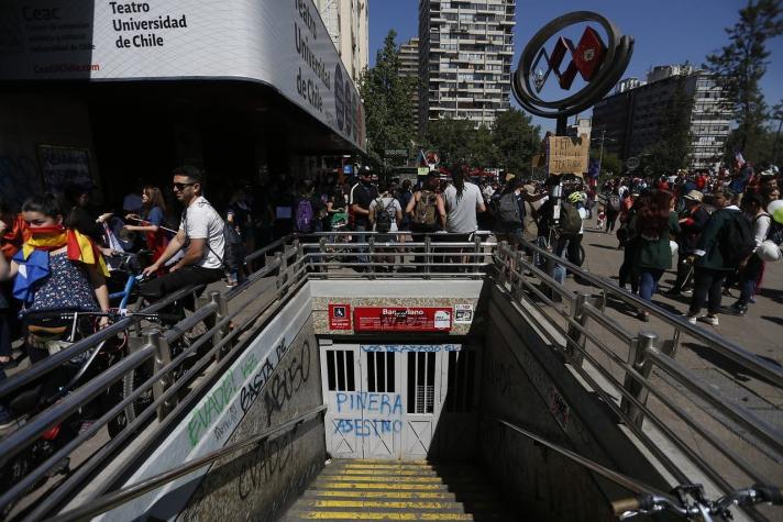 Metro retrasa el inicio del servicio para este martes tras graves incidentes en Santiago
