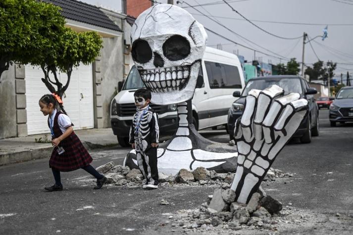 Calaveras gigantes cobran vida en calle de Ciudad de México