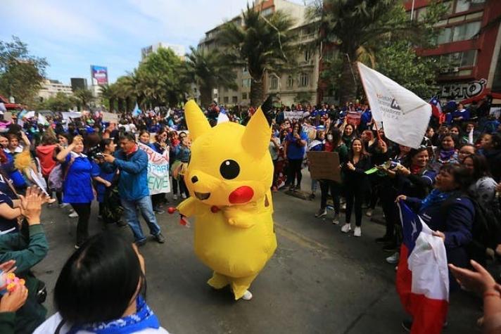 [VIDEO] "Baila Pikachu" es mojado por carro lanza agua durante manifestación en la Alameda