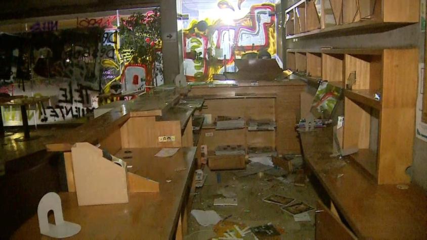 [VIDEO] Vecinos rescatan libros del Café Literario de Providencia luego de destrozos en el inmueble