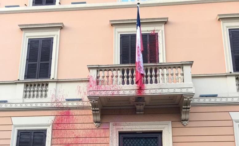 [FOTOS] Atacan frontis de la embajada chilena en Roma con pintura roja