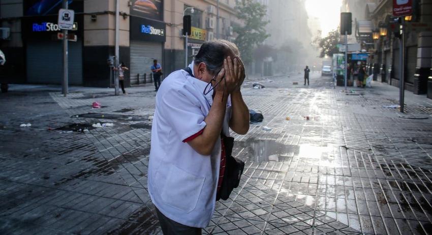 Protestas en Santiago: ¿Qué contiene el gas lacrimógeno y cuáles son sus efectos en el organismo?