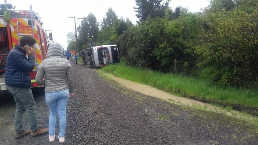 Bus volcó a la altura del sector Quema del Buey en Osorno