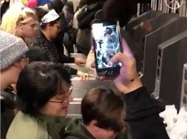 [VIDEO] Nueva York: jóvenes evaden pago del metro en protesta contra la violencia policial