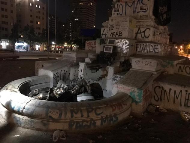 [VIDEO] Manifestantes rompen estatua de soldado en Plaza Baquedano