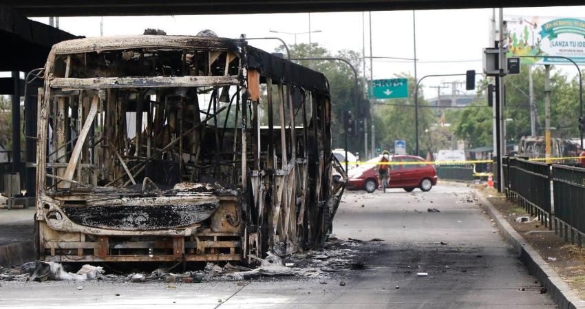 Transantiago acusa que 113 choferes fueron agredidos y 25 buses resultaron quemados en últimos días