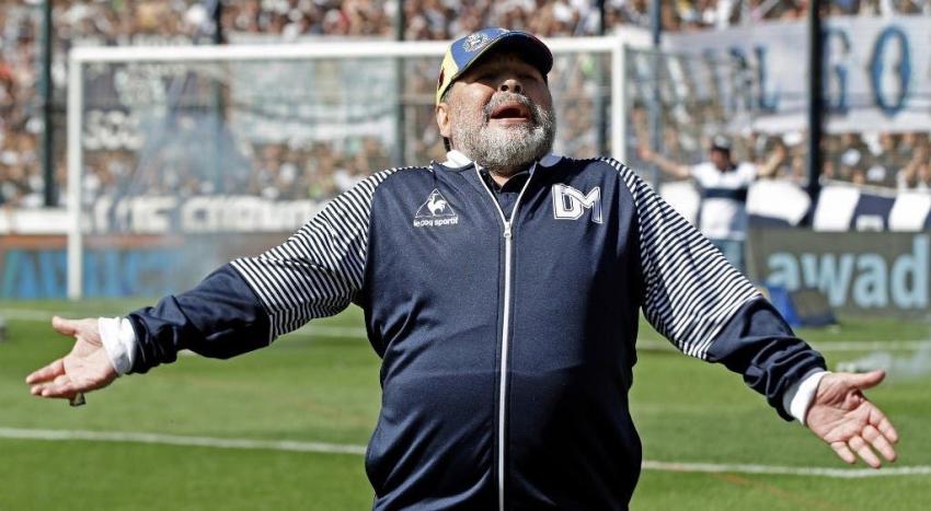 [VIDEO] Así fue el duro encontrón entre Maradona y la "Gata" Fernández en el Clásico de La Plata