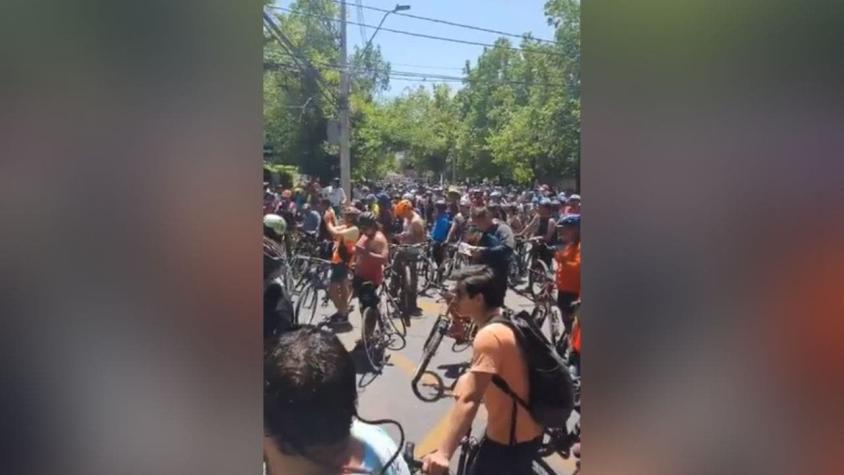 [VIDEO] Ciclistas llegan en masa a manifiestarse fuera de la casa del Presidente Piñera