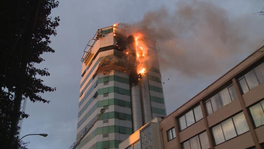 [VIDEO] Investigan múltiples incendios en edificio de caja de compensación en Concepción