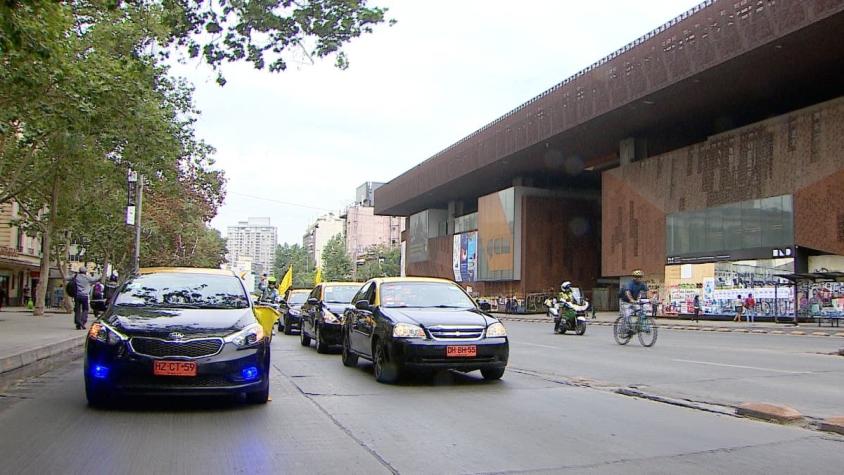 [VIDEO] Taxistas salen a la calle para exigir regulación a las aplicaciones de transporte
