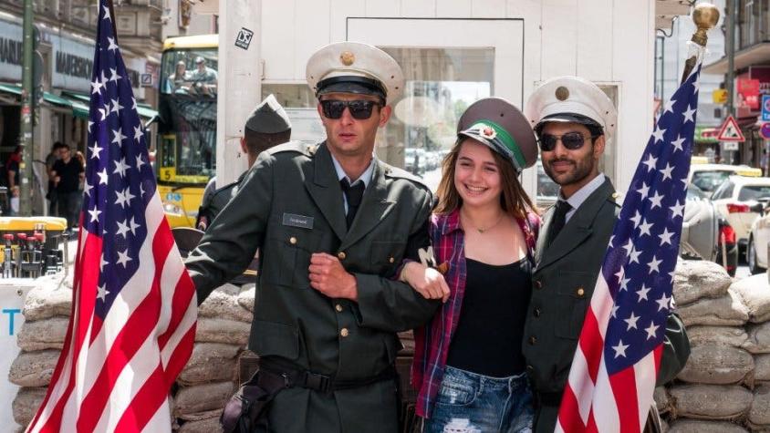 Berlín prohíbe a actores disfrazados de soldados estadounidenses en Checkpoint Charlie