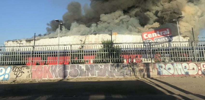 Incendio en supermercado de San Bernardo moviliza a bomberos