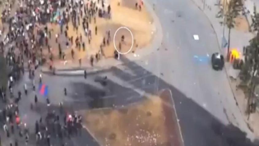 Video muestra al autor de ataque a carabineras en Plaza Baquedano