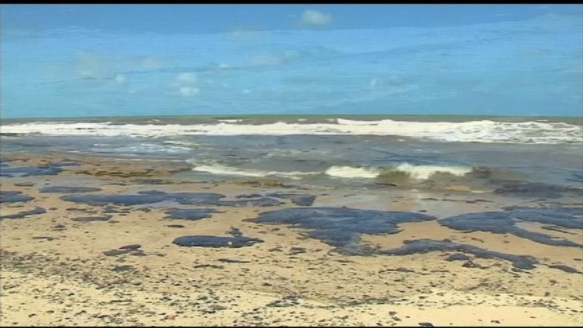 [VIDEO] Decenas de playas contaminadas con petróleo en Brasil