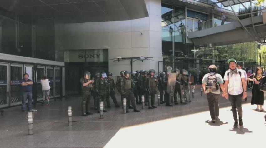 Carabineros interviene en manifestación frente a Costanera Center