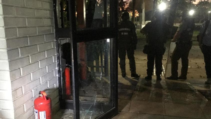 [VIDEO] Cinco carabineros heridos tras ataque a comisaría en la comuna de Renca