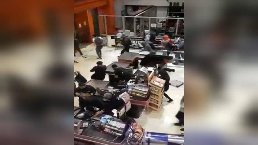[VIDEO] Turba ingresa violentamente y saquea supermercado Kamadi en Concepción