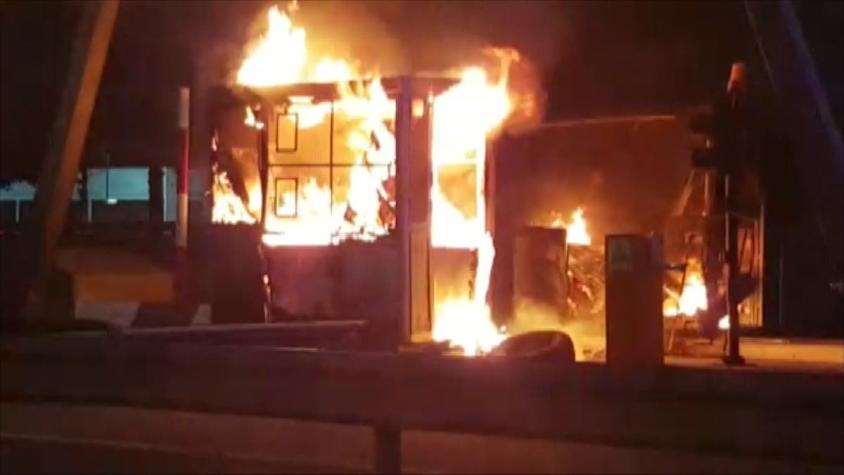 [VIDEO] 14 peajes quemados entre Santiago y Curicó