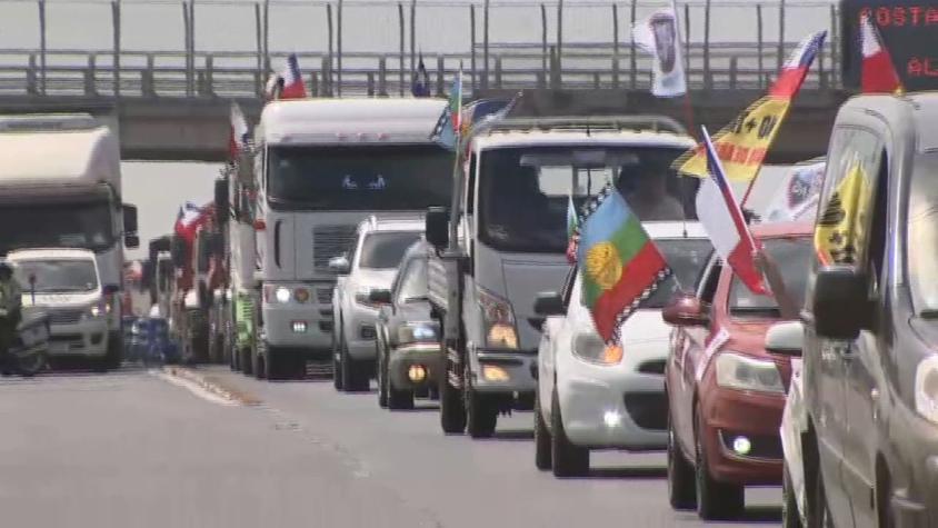 Camioneros del movimiento "NO+TAG" avanzan en caravana hacia Las Condes