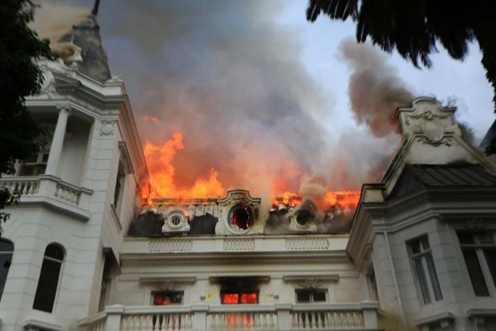 Detienen a 5 personas acusadas de participar en incendio que afectó a Universidad Pedro de Valdivia