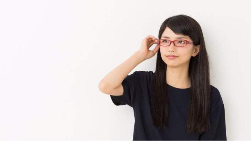 La polémica en Japón por la prohibición a las mujeres de usar anteojos en el trabajo