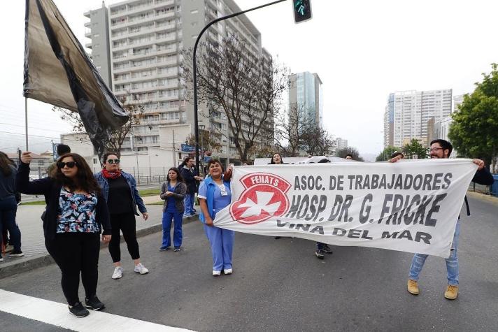 Funcionarios del Hospital Gustavo Fricke protestan en contra del accionar de carabineros