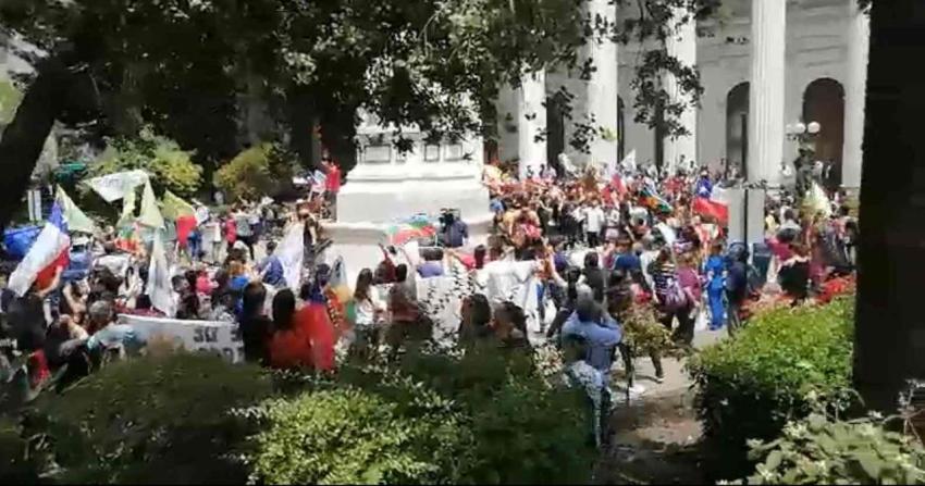 Manifestantes ingresan la sede del Congreso Nacional en Santiago