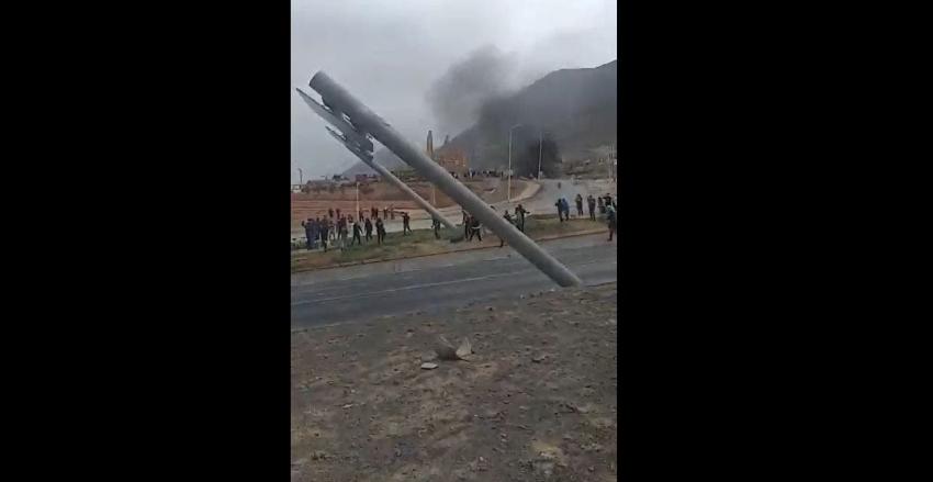[VIDEO] Manifestantes derribaron pórtico en carretera de Antofagasta