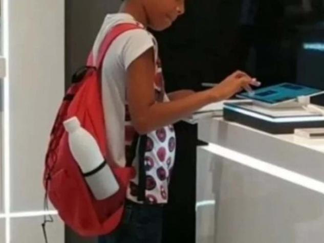 [VIDEO] Niño usó la tablet de muestra de una tienda para hacer su tarea