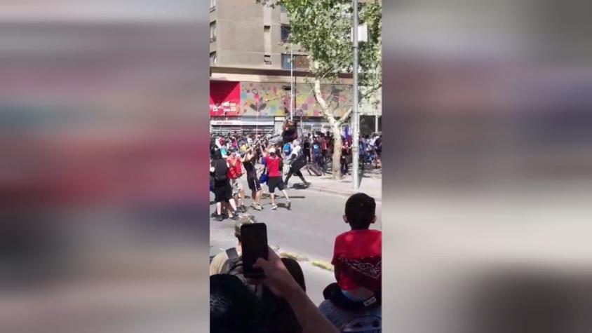 Hombre en riesgo vital tras sufrir violento golpe contra el suelo en manifestaciones en Santiago