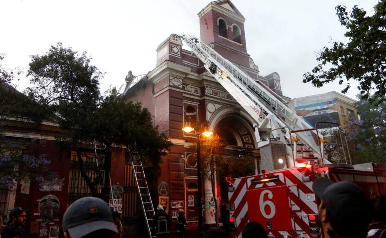 Incendian histórica iglesia ubicada en el Barrio Lastarria
