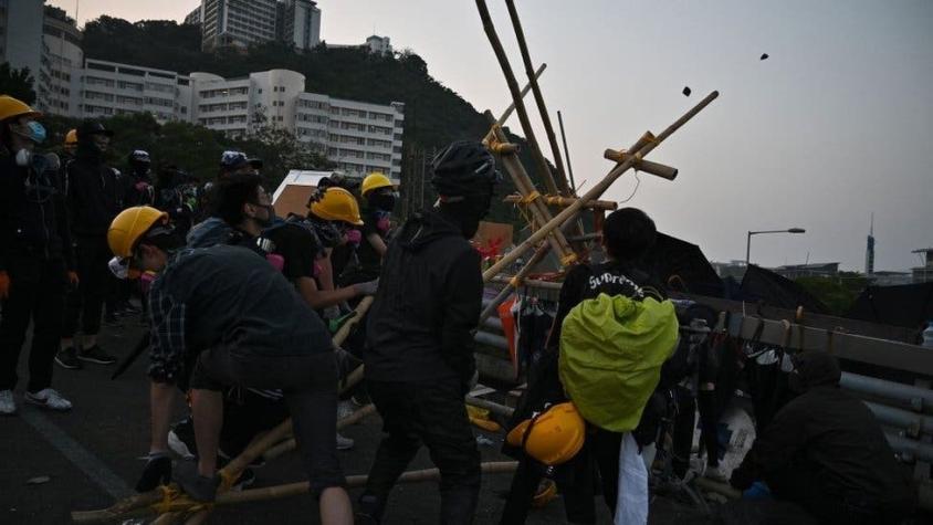 Hong Kong: las controvertidas tácticas de los manifestantes en sus enfrentamientos con la policía
