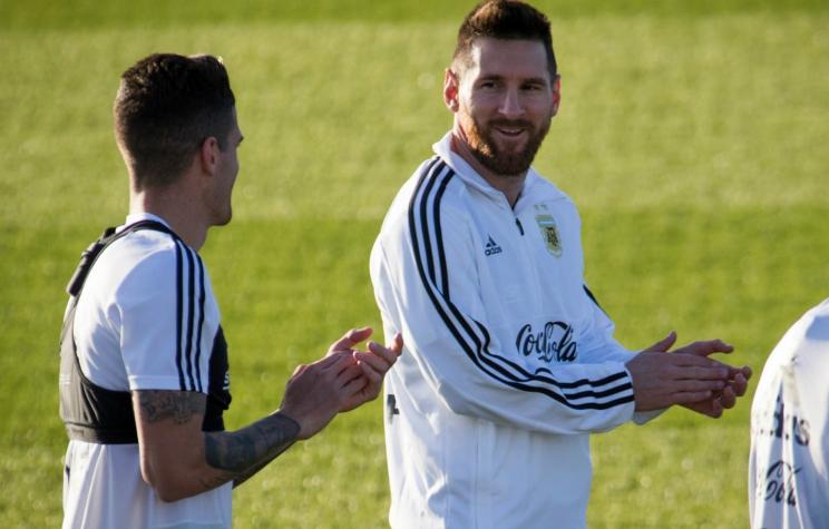 [VIDEO] La reacción de Lionel Messi cuando le piden firmar una camiseta del equipo rival