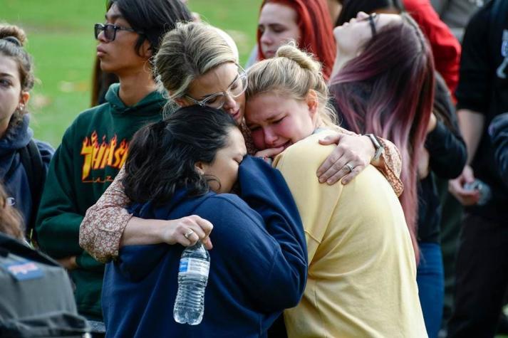 Dos muertos y 6 heridos deja un tiroteo en un colegio de California