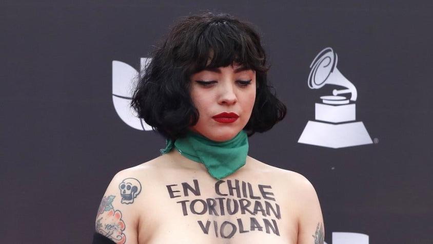 Mon Laferte se desnuda: la denuncia que revolucionó la alfombra roja de los Latin Grammy