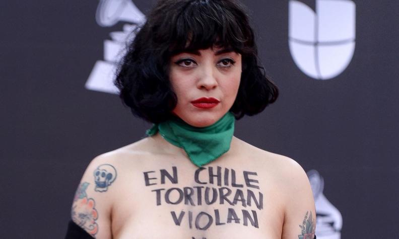 La protesta desnuda de Mon Laferte en la alfombra roja de los Grammy
