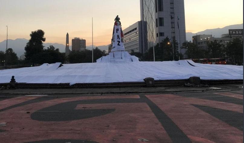 Paz: La intervención que cubrió de blanco la Plaza Baquedano este 15 de noviembre