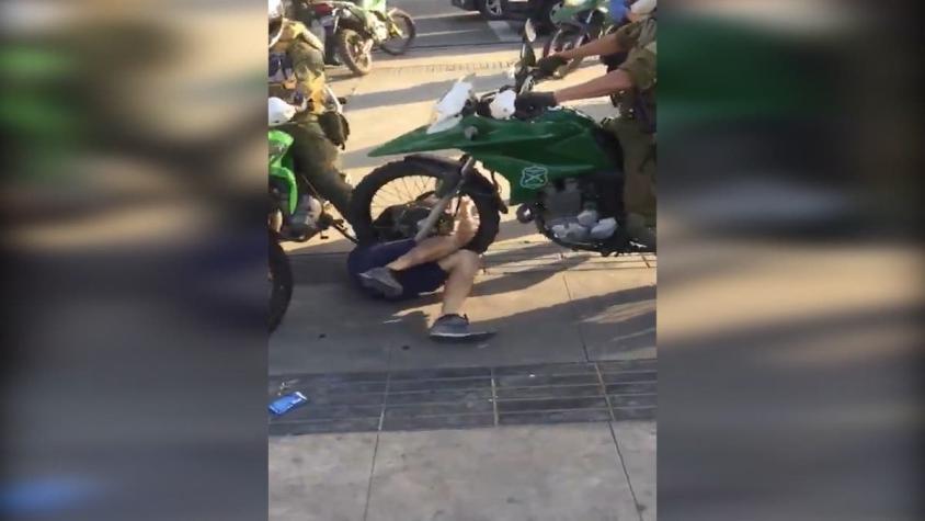 [VIDEO] Carabinero atropella en reiteradas ocasiones a manifestante en Viña del Mar