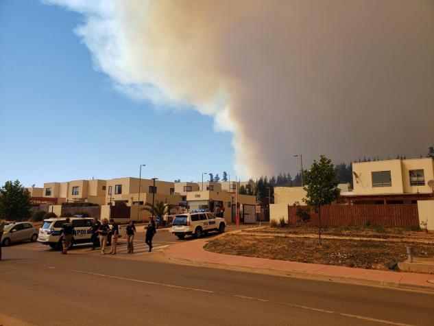 Autoridades de Valparaíso ordenan evacuar condominios cercanos a incendio forestal en Curauma