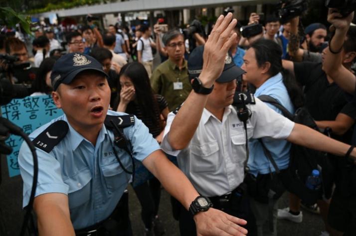 Hong Kong: Policía amenaza utilizar "balas reales" contra manifestantes