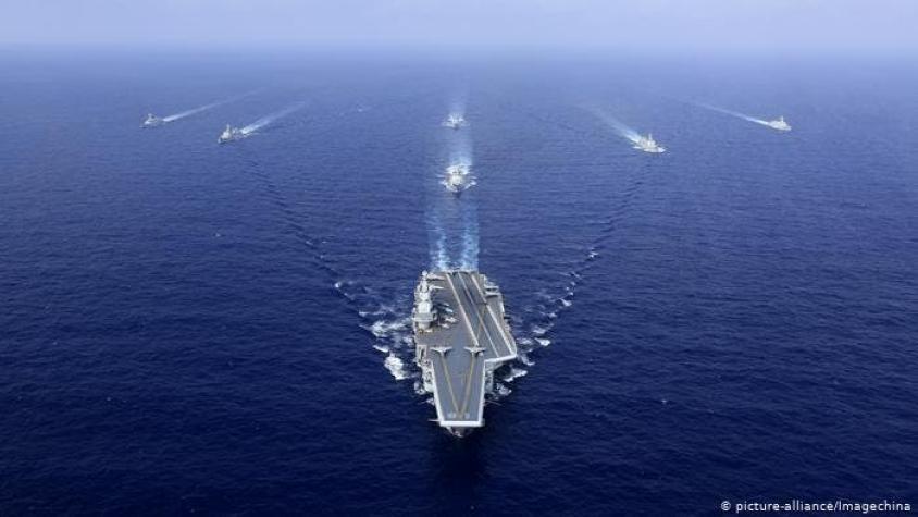 Primer portaaviones de fabricación china cruza el estrecho de Taiwán