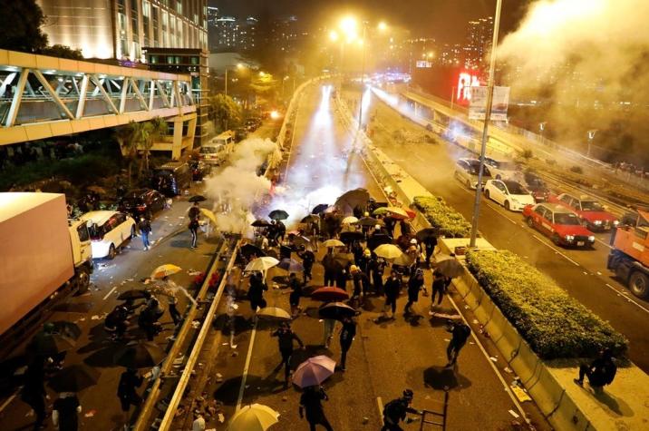 Protestas recreducen en Hong Kong: manifestantes escapan de universidad cercada por la policía