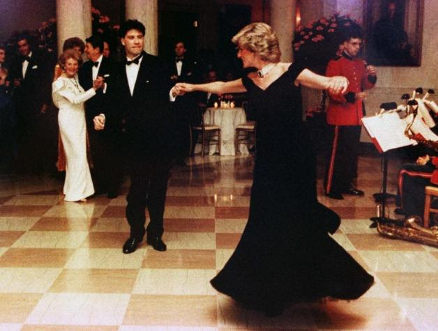 Sale a subasta el icónico vestido que Diana usó en su baile con John Travolta