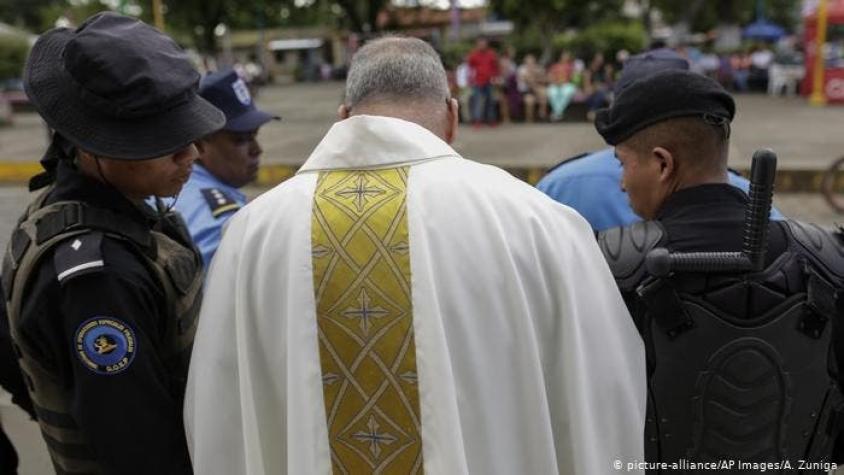 Oficialistas asaltan catedral y golpean a religiosos en Nicaragua