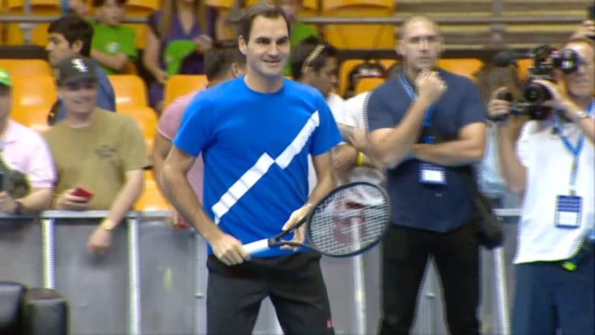 Roger Federer llega a Chile destacando a Nicolás Massú y compartiendo con los niños