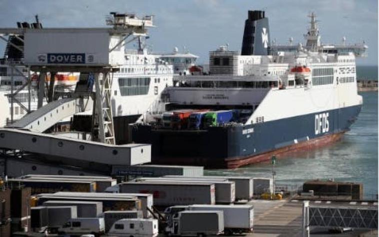 Encuentran a 25 migrantes en un contenedor refrigerado en ferry hacia el Reino Unido
